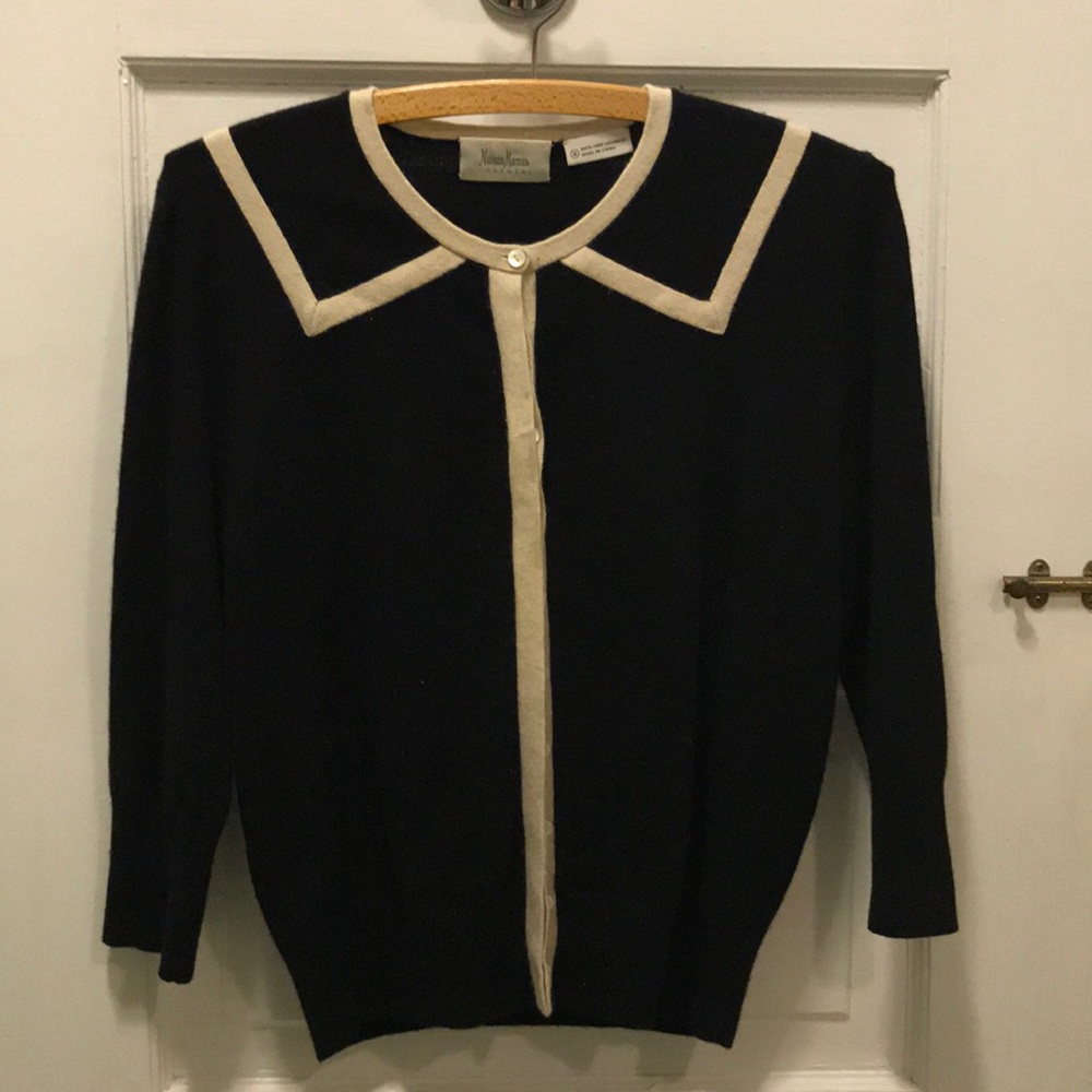 Neiman Marcus 100% cashmere sweater. Size Medium.